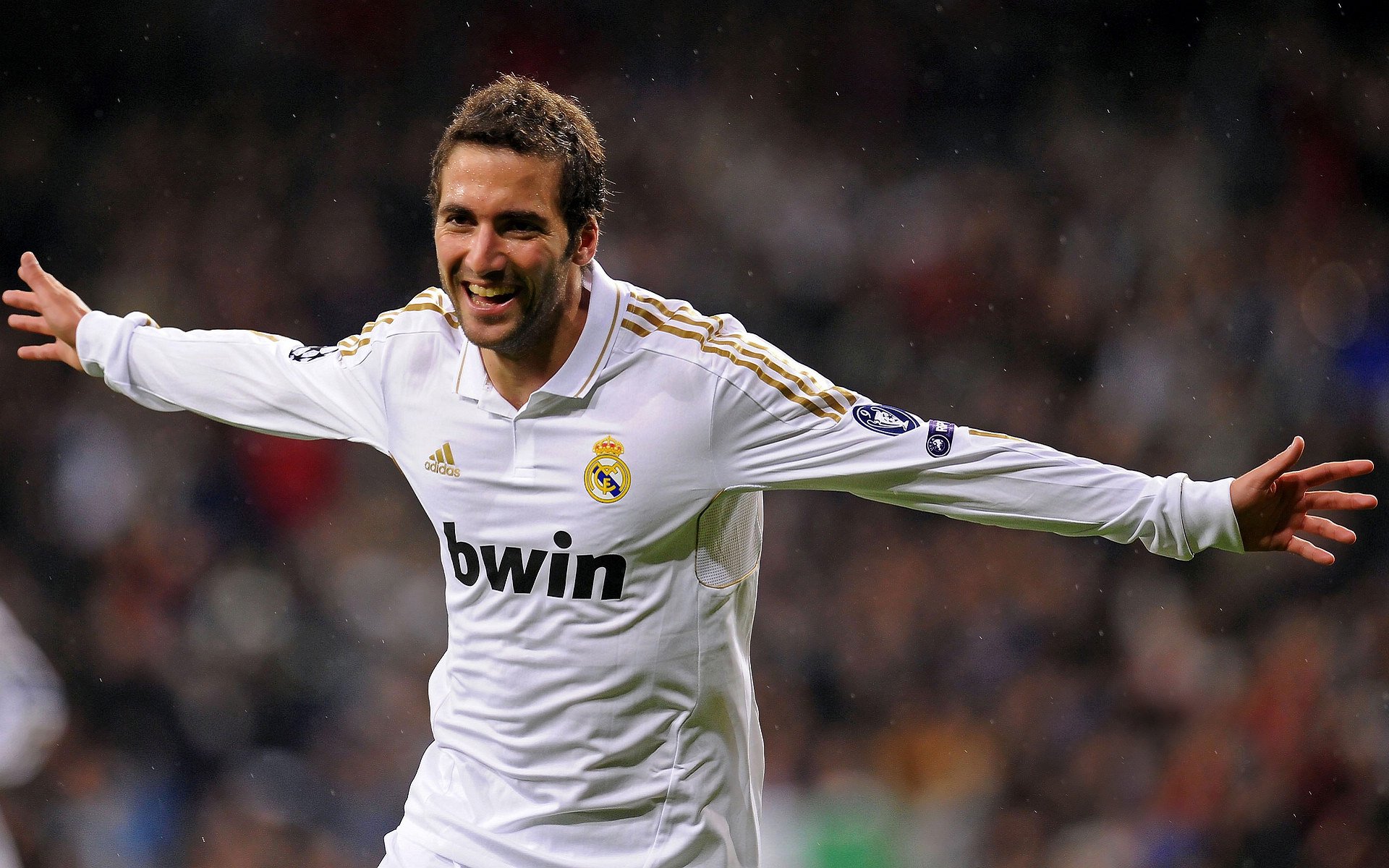 石油绿茵新王座，沙特资本重塑拜仁王朝，莱万化身关键先生书写足坛权力更迭